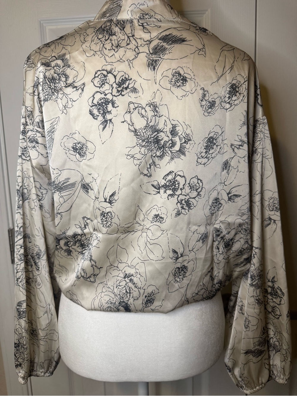 Jon & Anna Satin Floral Print Crop Blouse Size Medium Tie Front Button Down - Picture 6 of 9